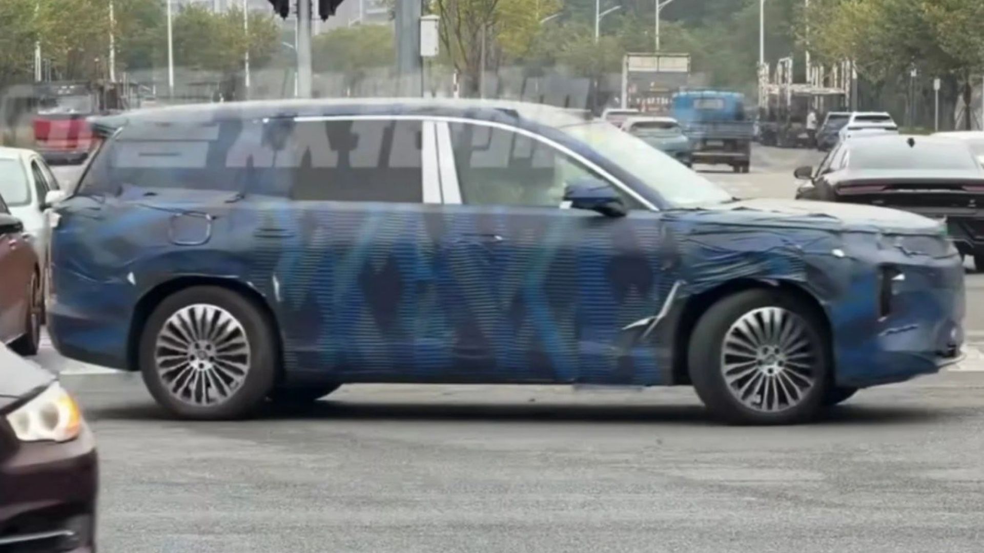 نمای جانبی خودرو بی‌وای‌دی داینستی با پوشش استتاری