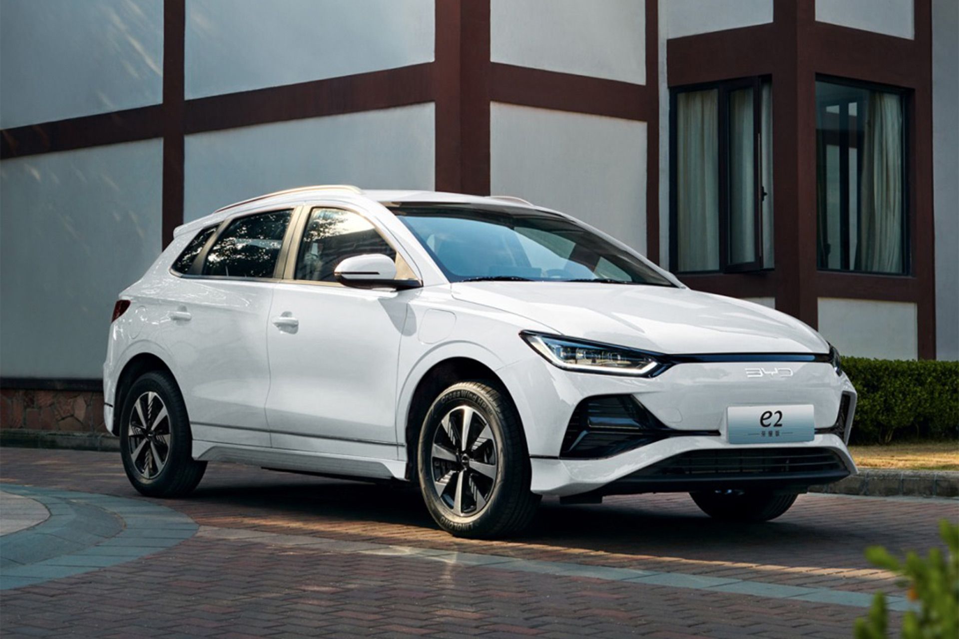 خودرو BYD e2 Glory Edition از نمای سه‌چهارم جلو رنگ سفید
