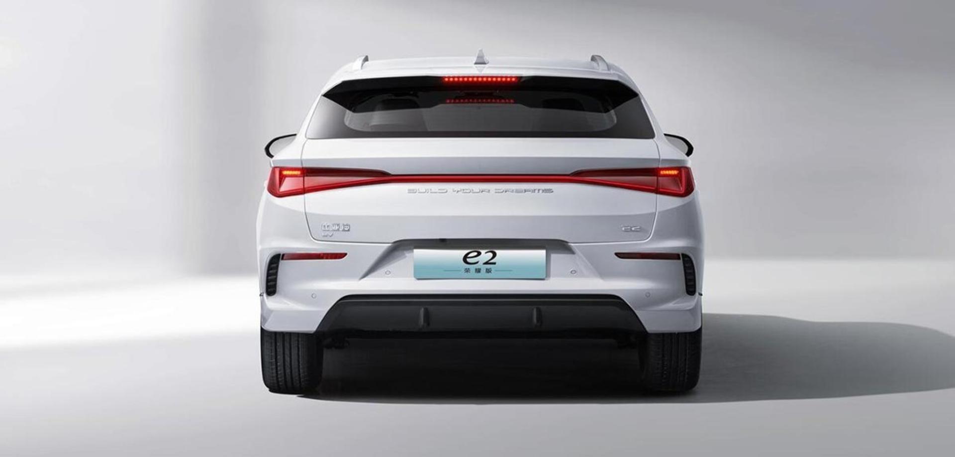 خودرو BYD e2 Glory Edition از نمای عقب رنگ سفید