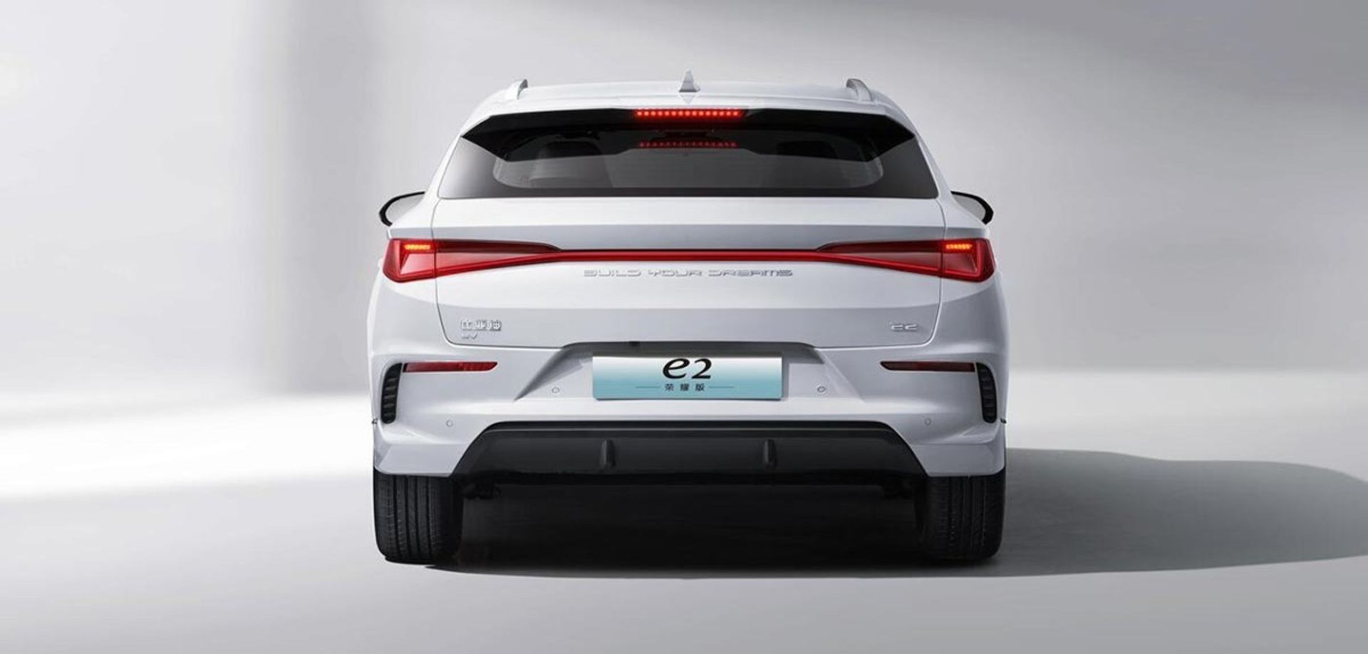 خودرو BYD e2 Glory Edition از نمای عقب رنگ سفید