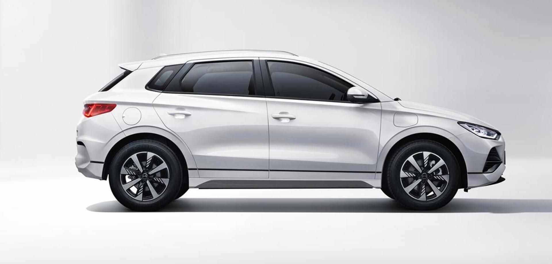 نمای جانبی خودرو BYD e2 Glory Edition رنگ سفید