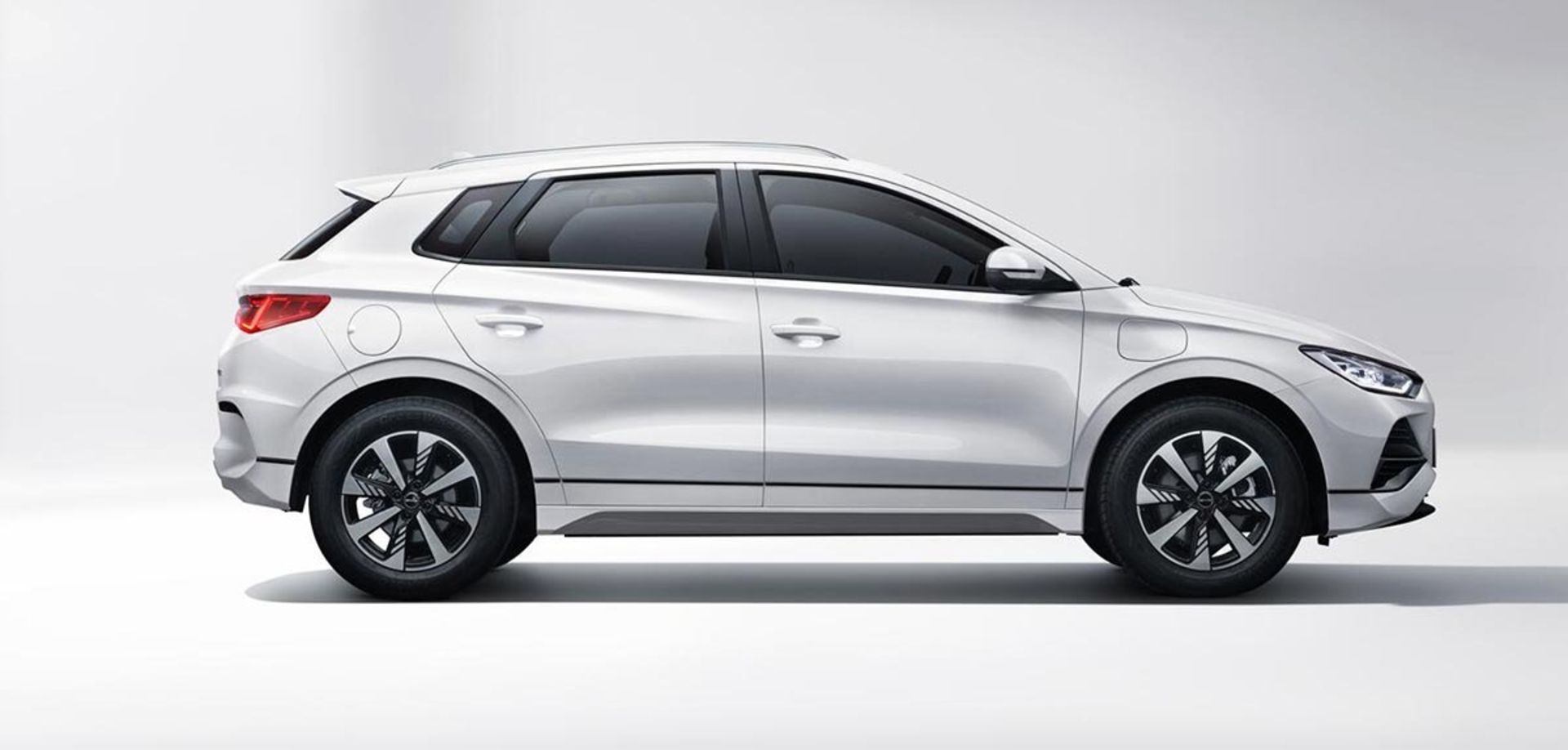 نمای جانبی خودرو BYD e2 Glory Edition رنگ سفید