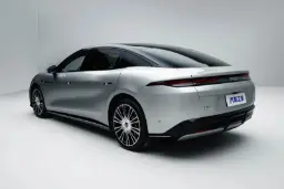 خودروی برقی بی‌وای‌دی (BYD) با طراحی آیرودینامیک و رنگ نقره‌ای