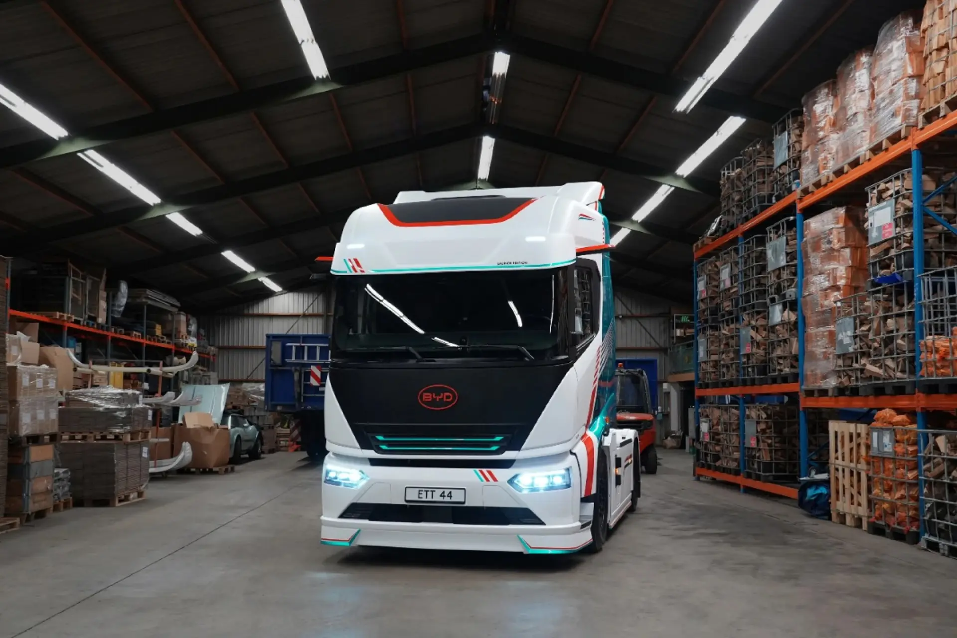 کامیون برقی BYD مدل ETT 44 در داخل یک انبار صنعتی