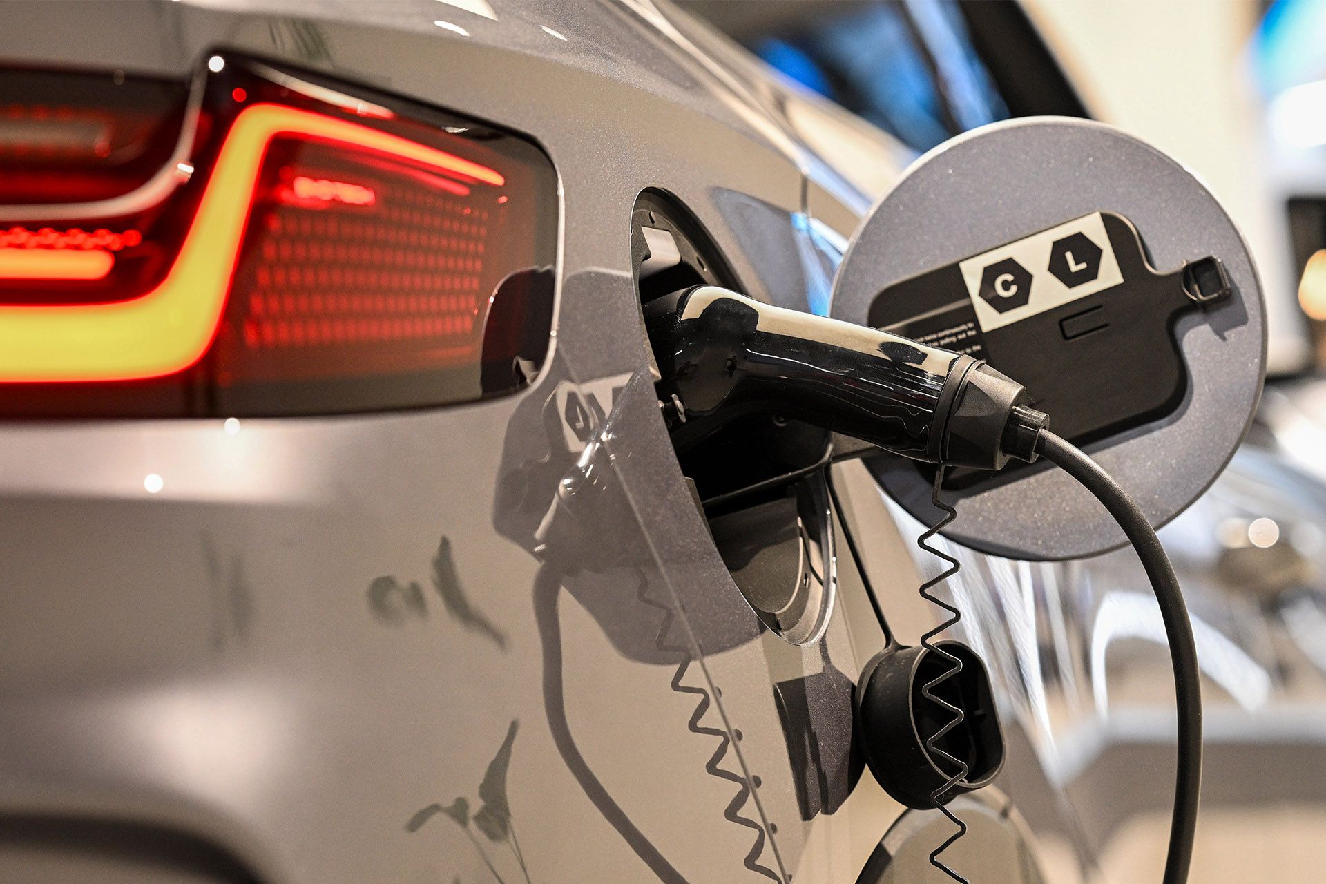 شارژ شدن خودرو برقی BYD
