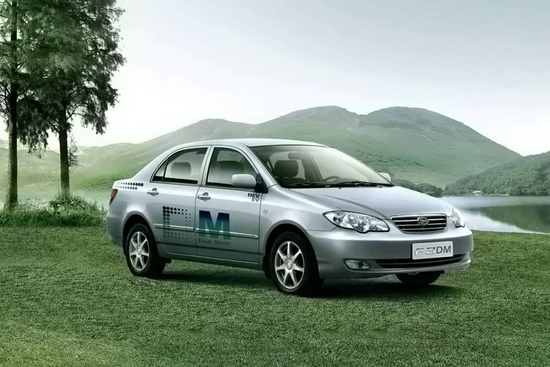 خودروی هیبریدی BYD F3DM در فضای سبز