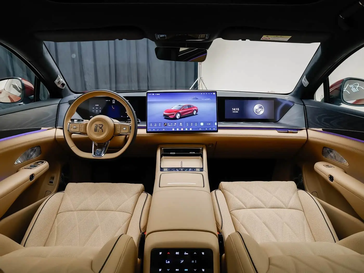 کابین خودروی جدید بی‌وای‌دی (BYD) با صندلی‌های چرمی کرم و نمایشگر دیجیتال بزرگ