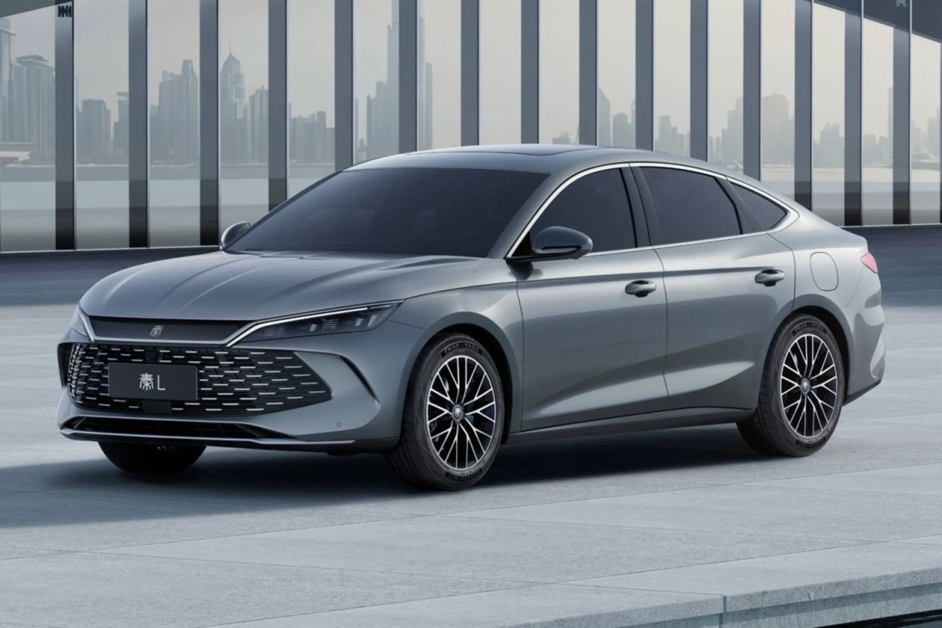 نمای سه‌چهارم جلو خودرو بی‌وای‌دی Qin-L