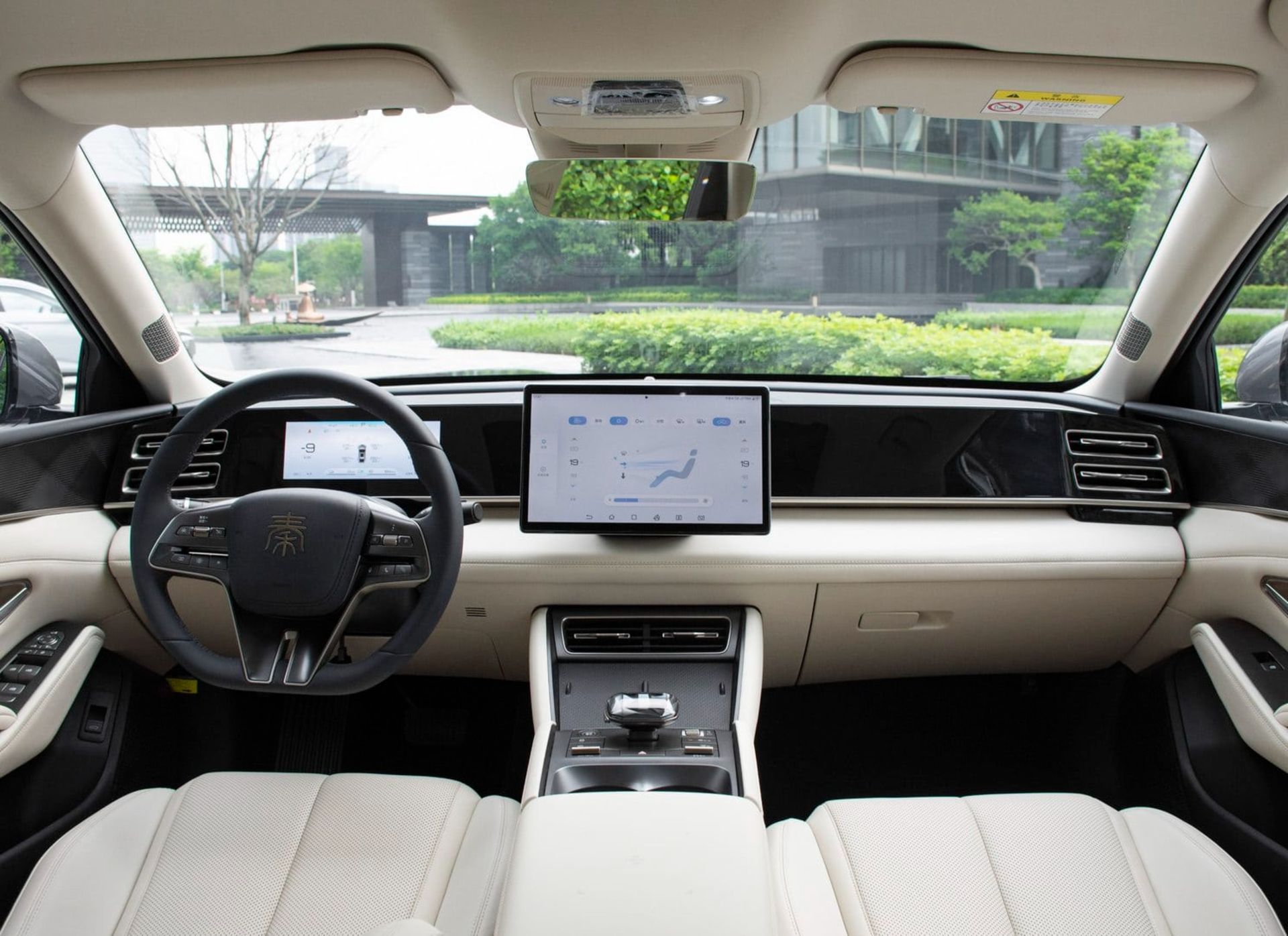 نمای داخل کابین خودرو بی‌وای‌دی Qin-L