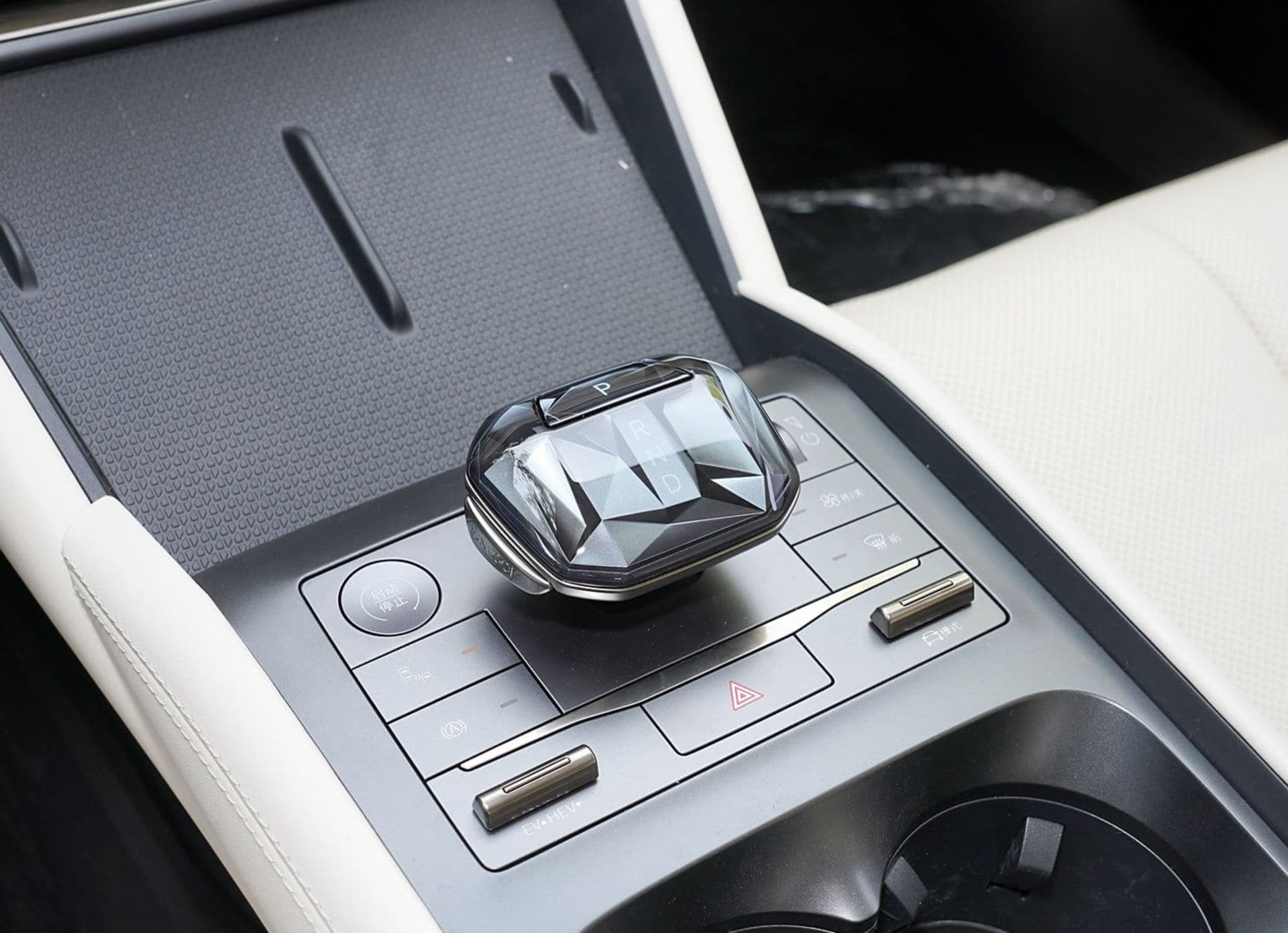 دسته‌دنده خودرو بی‌وای‌دی Qin-L