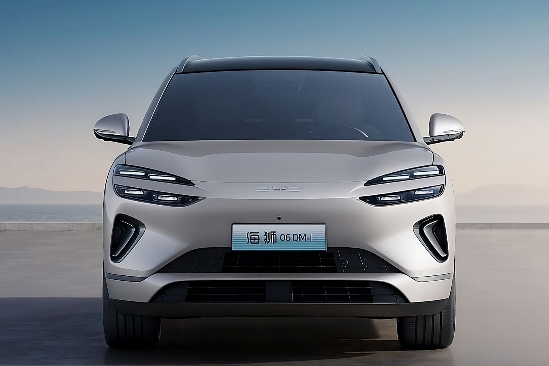 نمای جلویی خودروی BYD Sealion 06