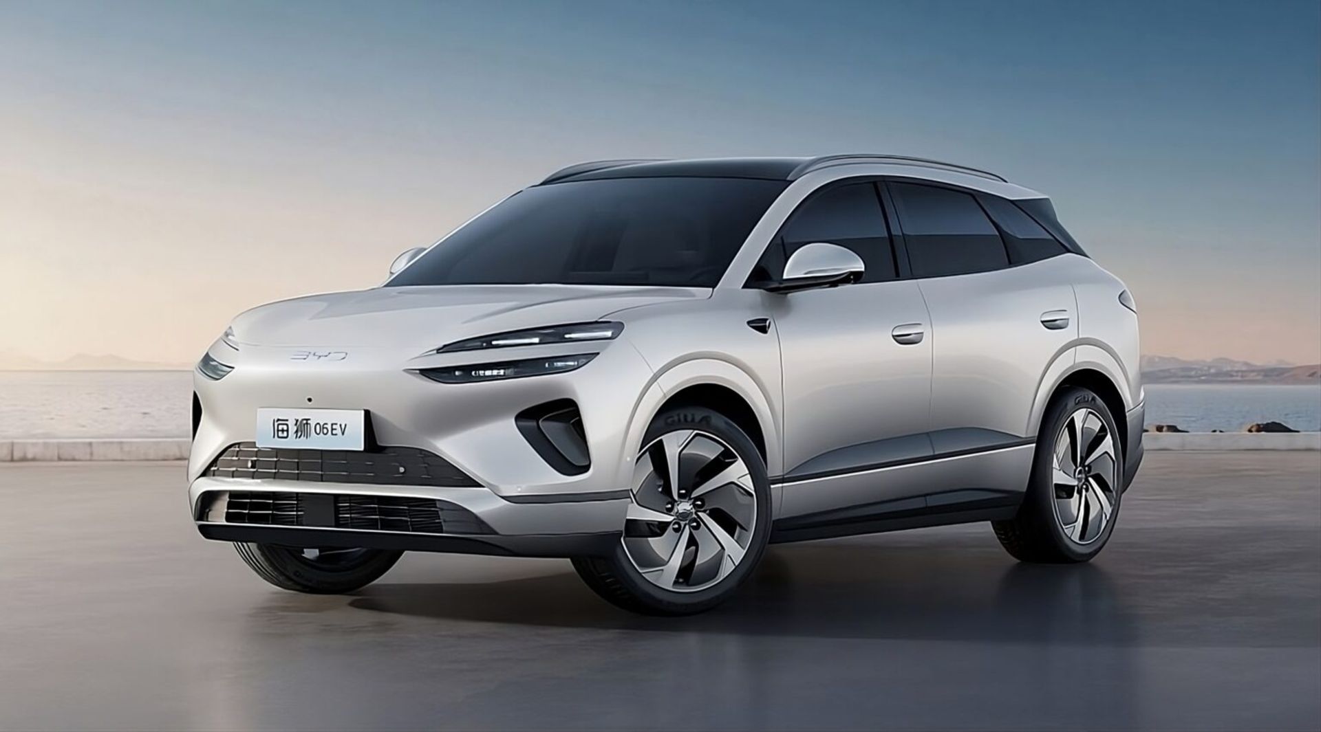 نمای سه‌چهارم جلوی خودروی BYD Sealion 06