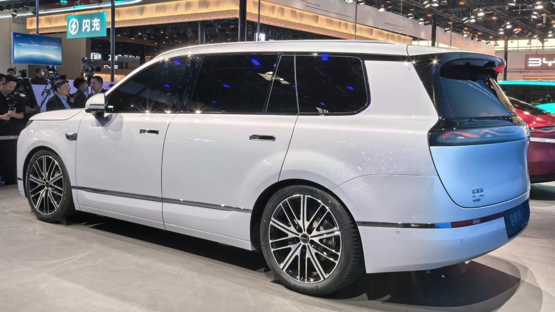 خودرو شاسی‌بلند BYD Sealion 08 با رنگ سفید در نمایشگاه خودرو