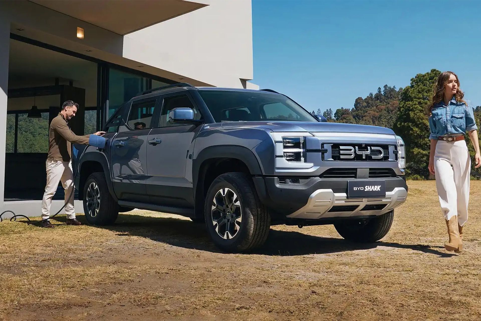 نمای سه‌چهارم خودرو BYD Shark درحال شارژ