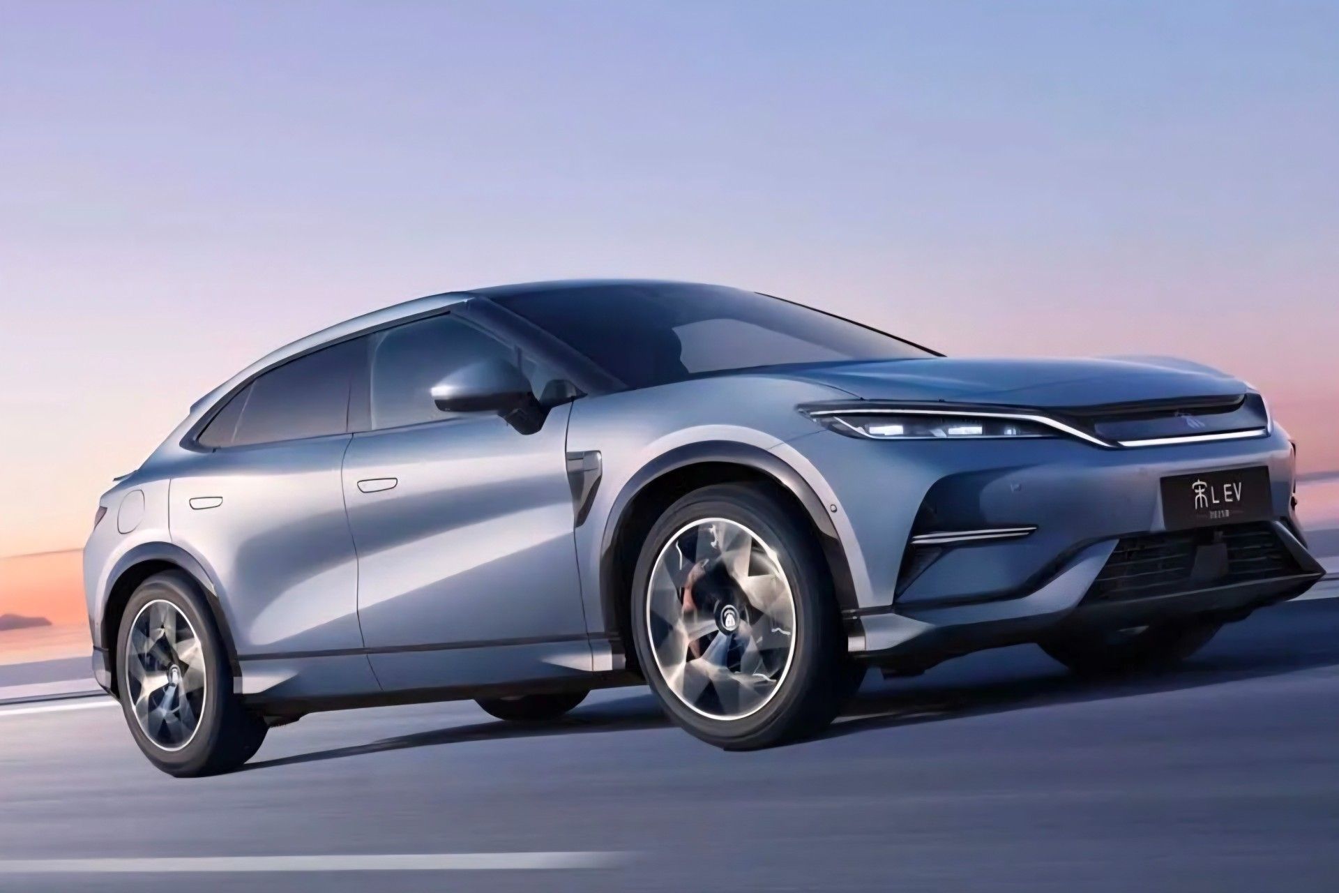 نمای سه‌چهارم جلو خودرو بی‌وای‌دی سانگ