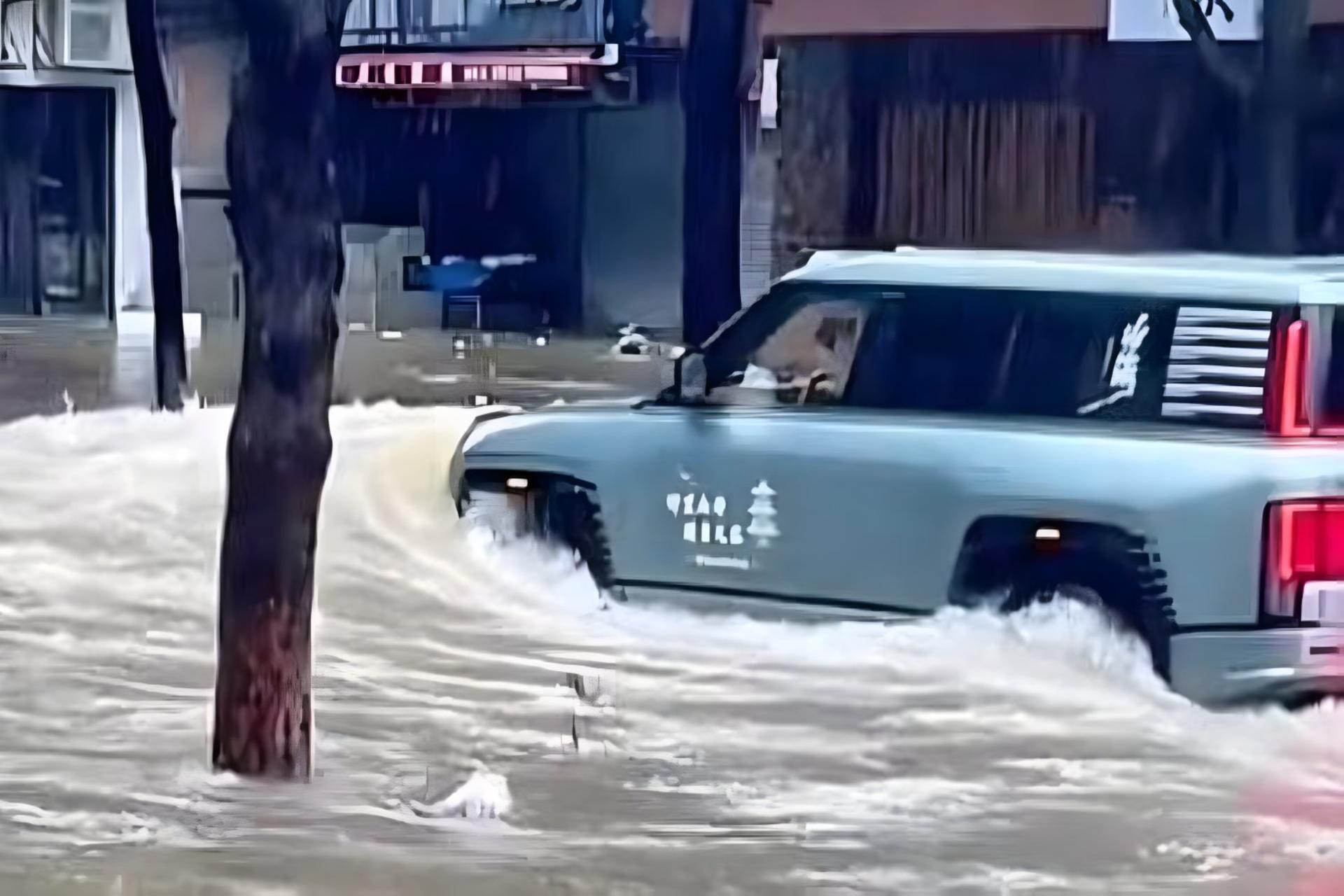 خودرو BYD Yangwang U8 در سیل