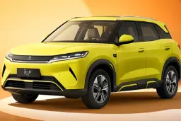 خودرو برقی BYD مدل یوان آپ با رنگ زرد در استودیو