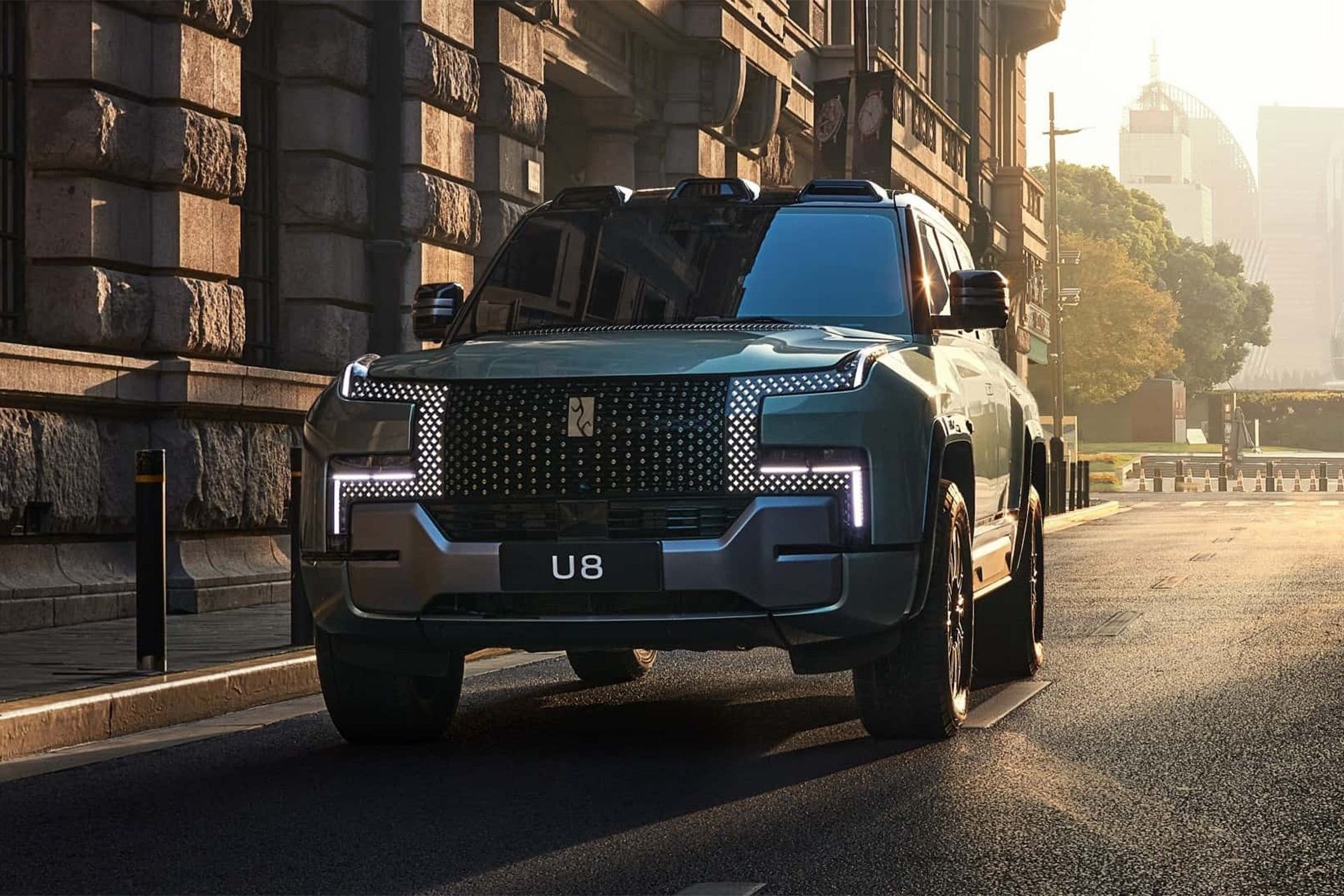 نمای جلوی خودروی BYD YangWang U8 در خیابان