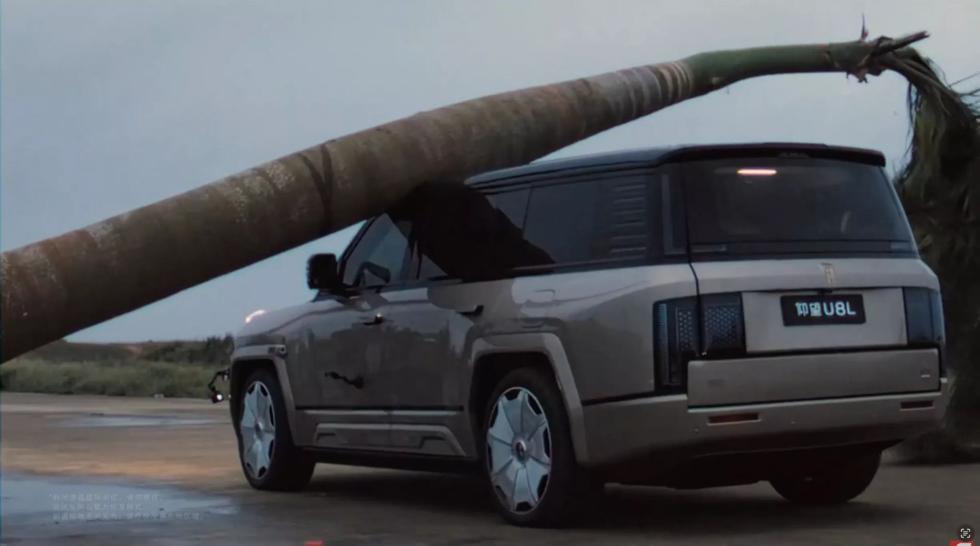 درخت سقوط‌کرده روی خودرو BYD U8 از نمای عقب