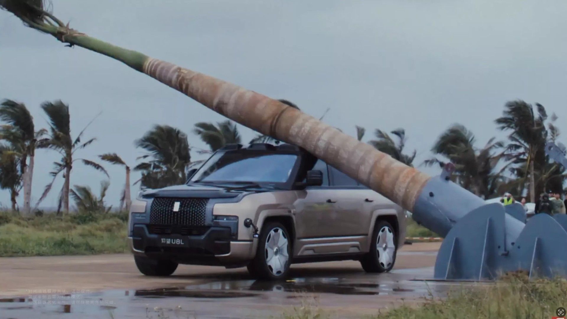 درخت سقوط‌کرده روی خودرو BYD U8 از نمای جلو