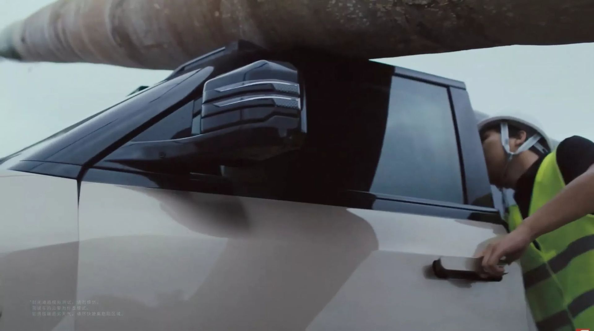 در جلو خودرو BYD U8