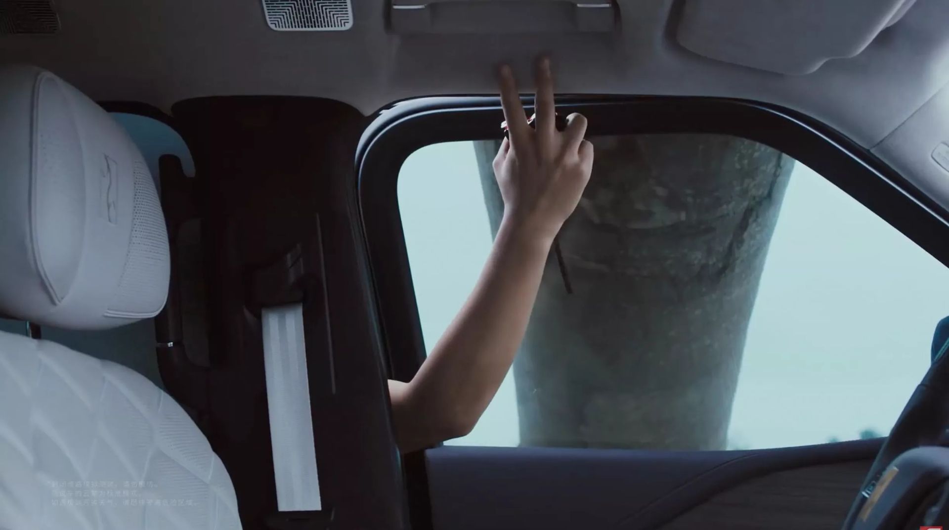 ستون خودرو BYD U8 از نمای داخل