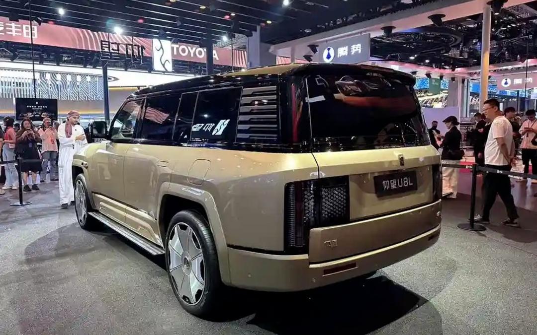 نمای سه‌چهارم عقب خودرو بی‌وای‌دی یانگ‌وانگ U8L