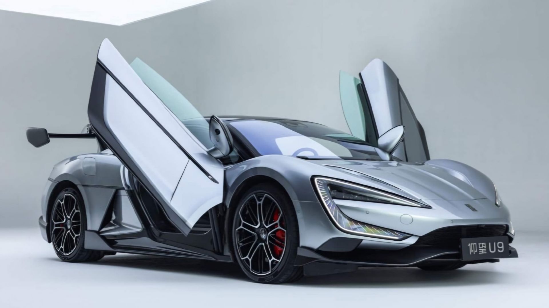 نمای سه‌چهارم جلو خودرو BYD یانگ‌وانگ U9