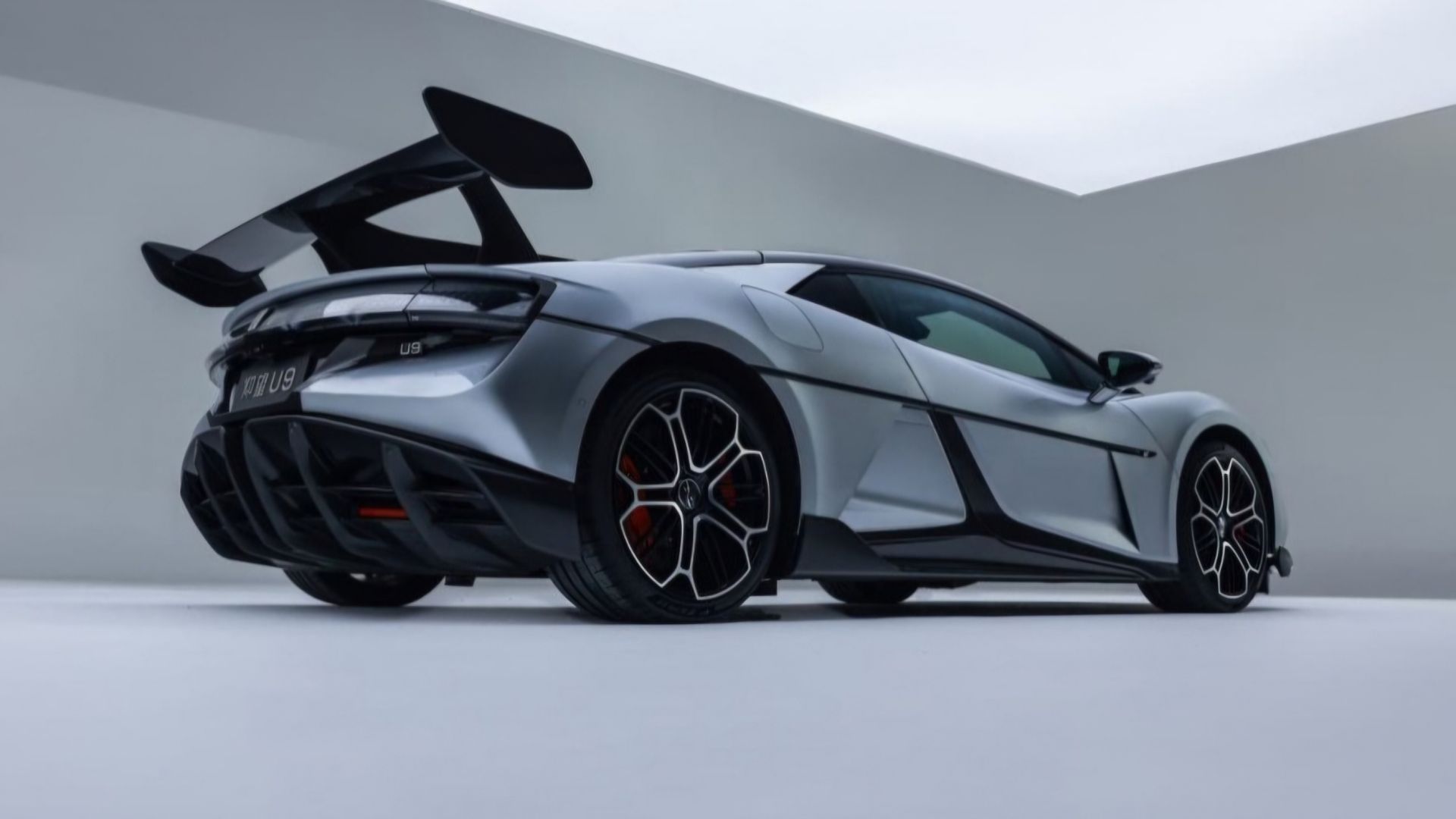 نمای سه‌چهارم عقب خودرو BYD یانگ‌وانگ U9