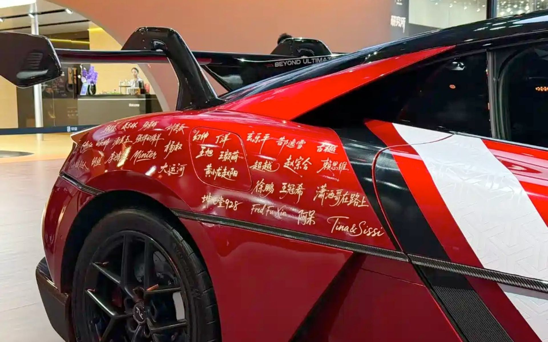 امضاهای روی بدنه خودرو بی‌وای‌دی یانگ‌وانگ U9 اکستریم در نمایشگاه