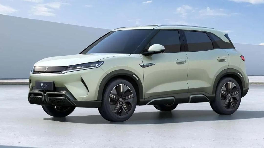 خودرو برقی BYD مدل Yuan UP با رنگ سبز روشن در فضای باز