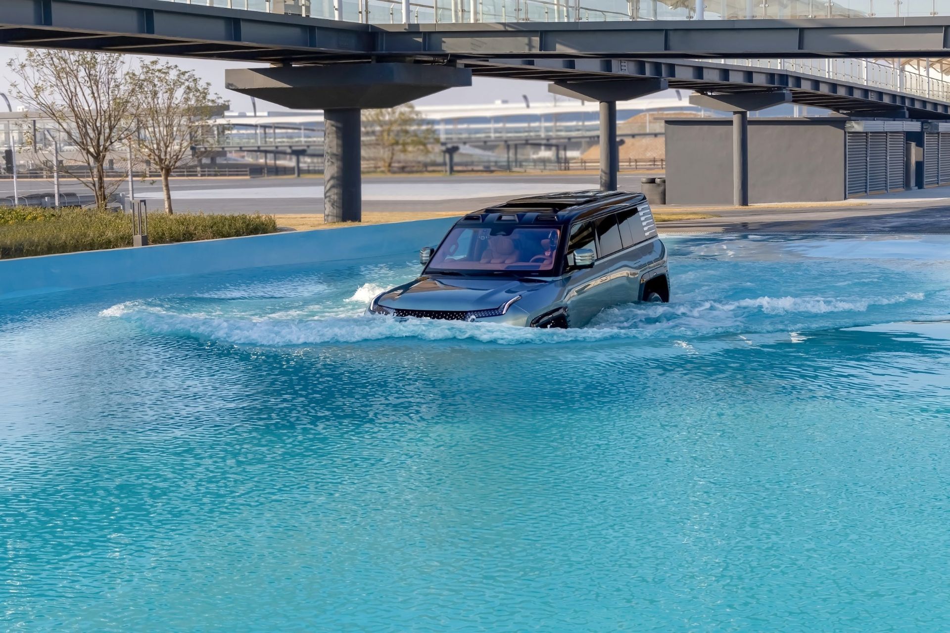 خودرویی داخل استخر آب کارخانه‌ی بی‌وای‌دی ژنگژو