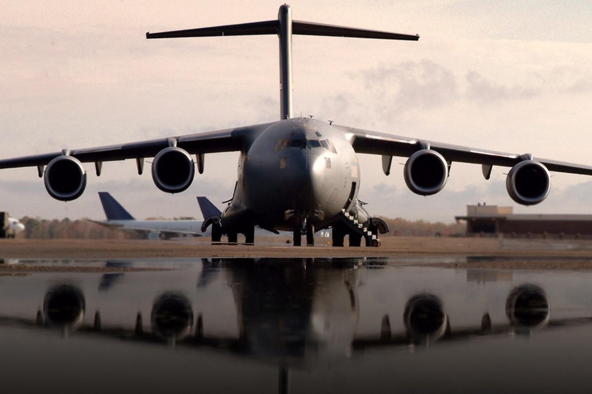 نمای جلو هواپیمای مک‌دانل داگلاس گلوب‌مستر C-17 روی باند