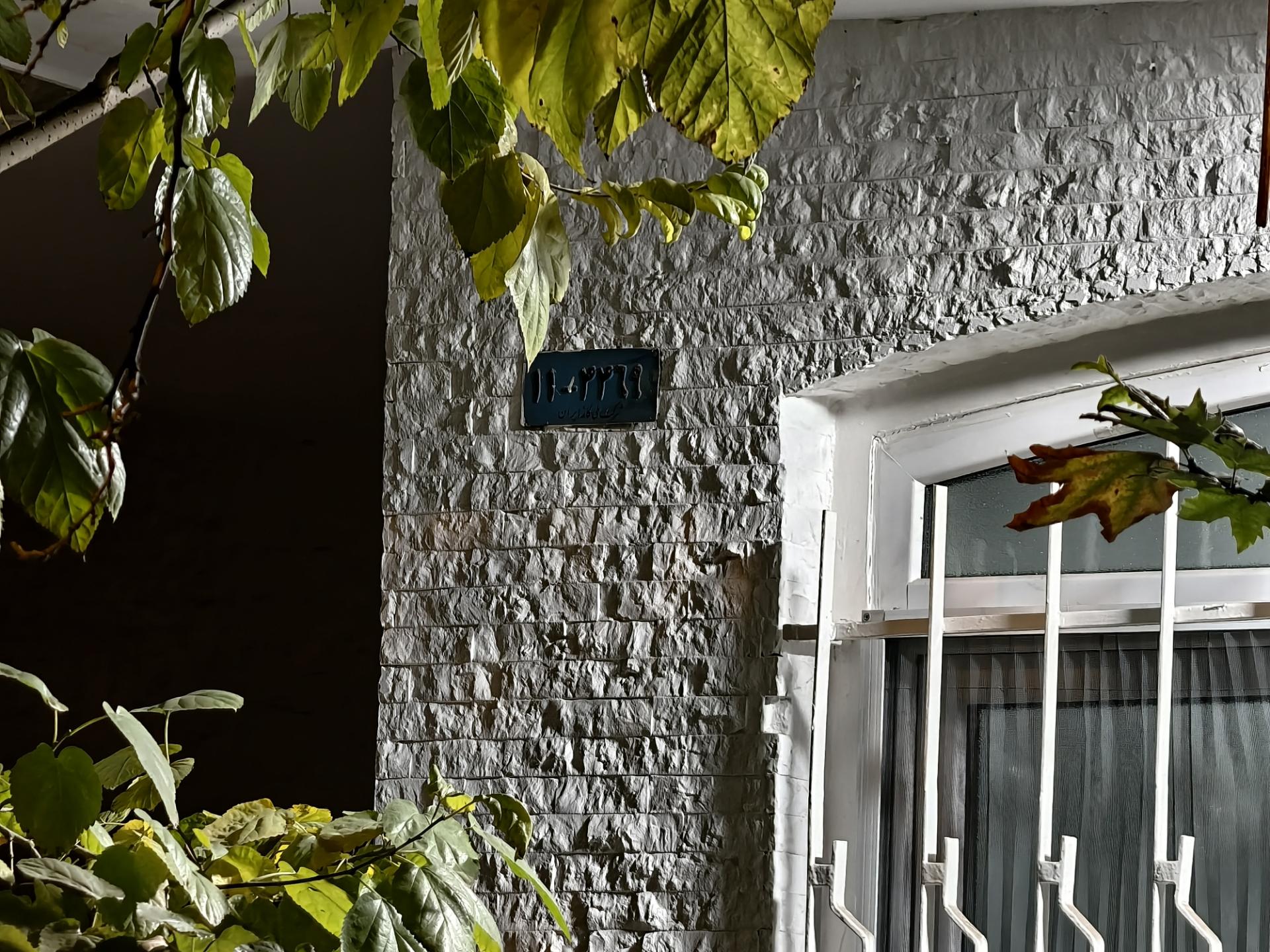 نمای ساختمان در تاریکی - گوشی C
