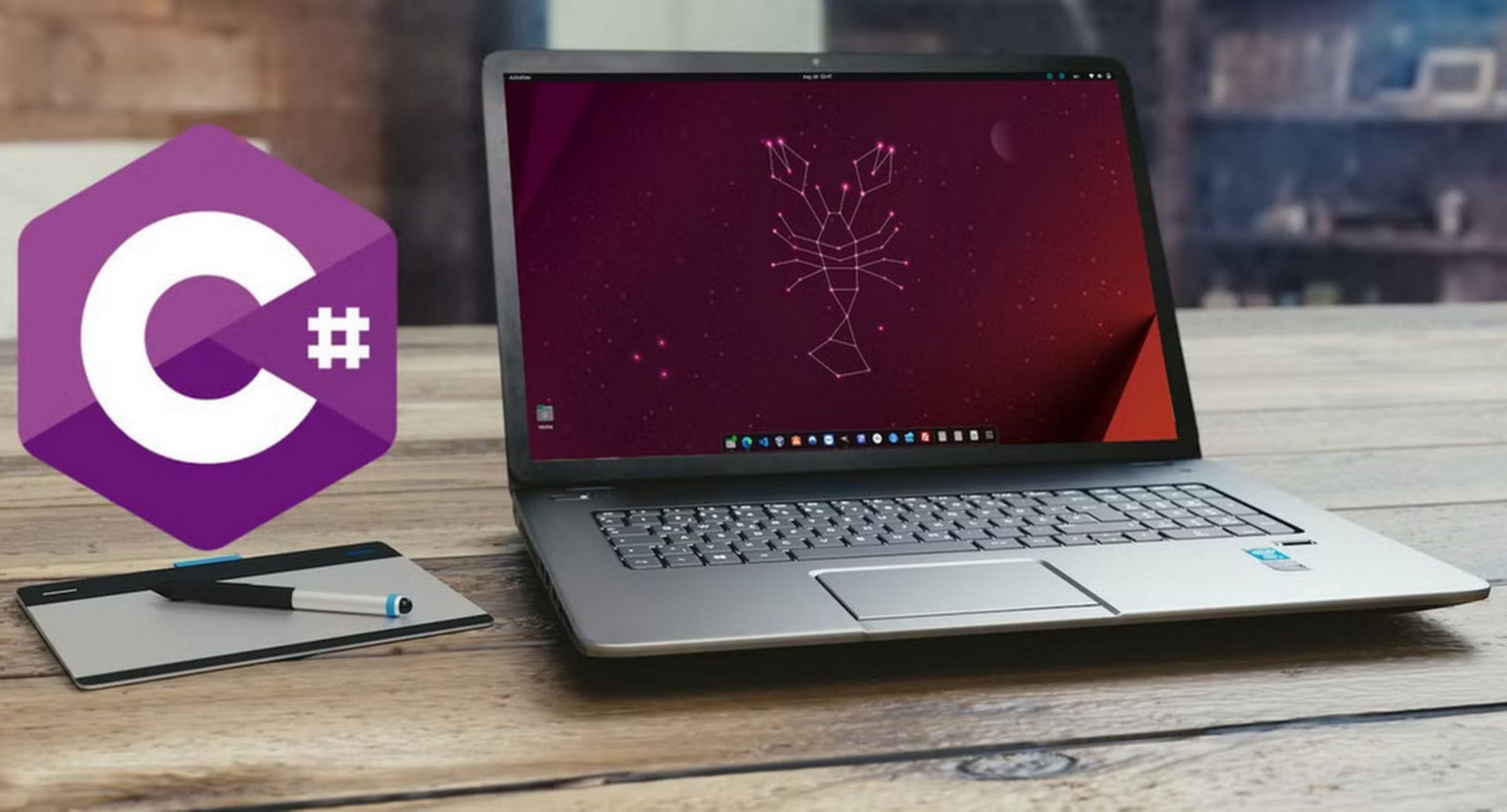 لوگو سی شارپ #C در کنار یک لپ تاپ
