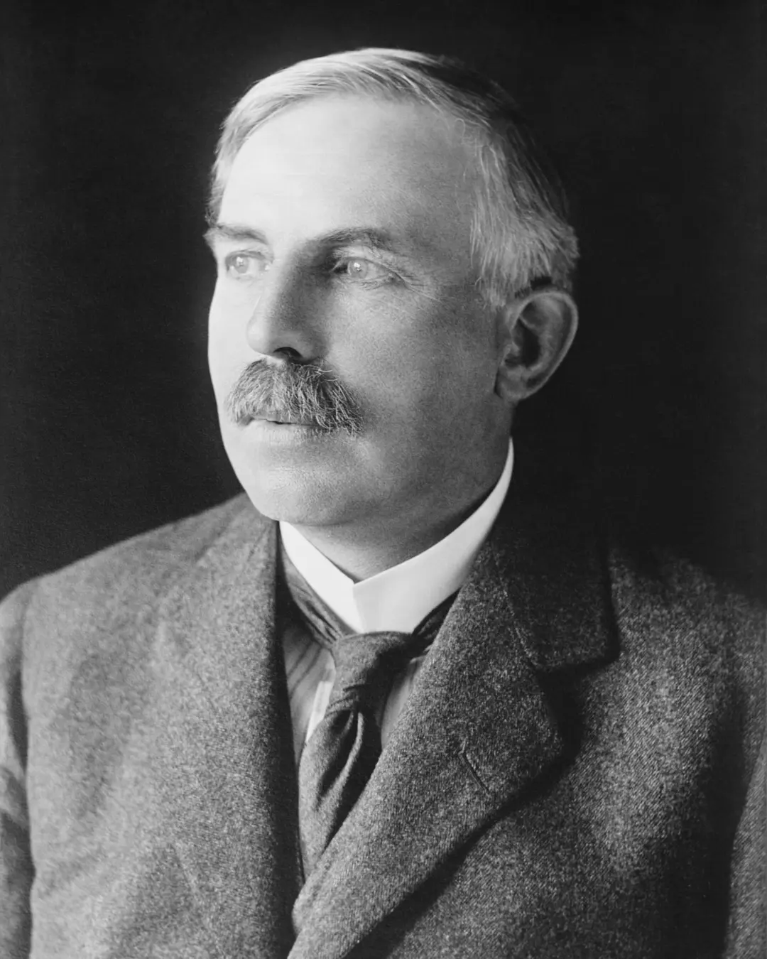 چهره ارنست رادرفورد با سبیل و کت رسمی در نمای نزدیک