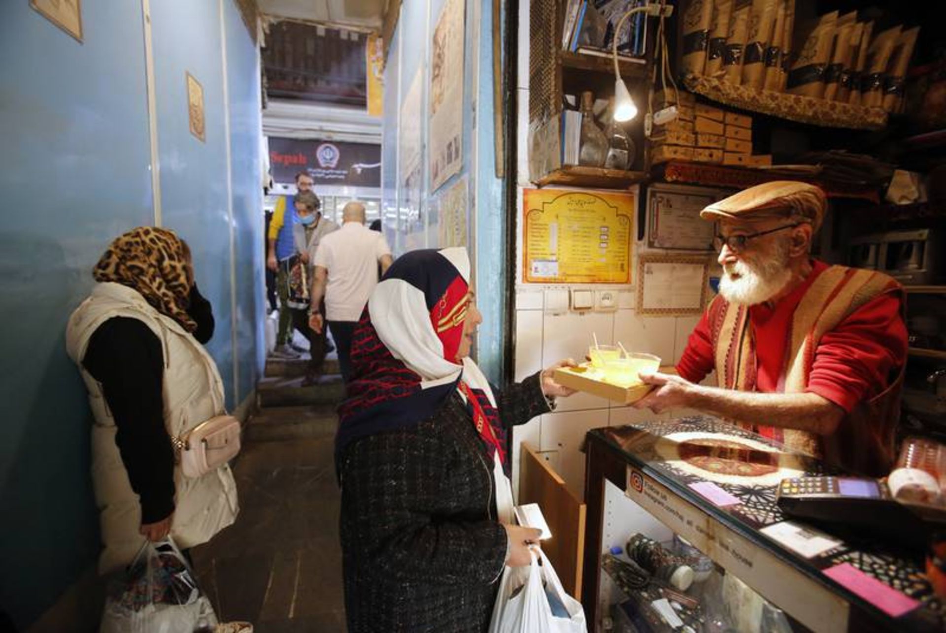 کاظم مبهوتیان در حال چای دادن به مشتری در قهوه‌خانه حاج علی درویش