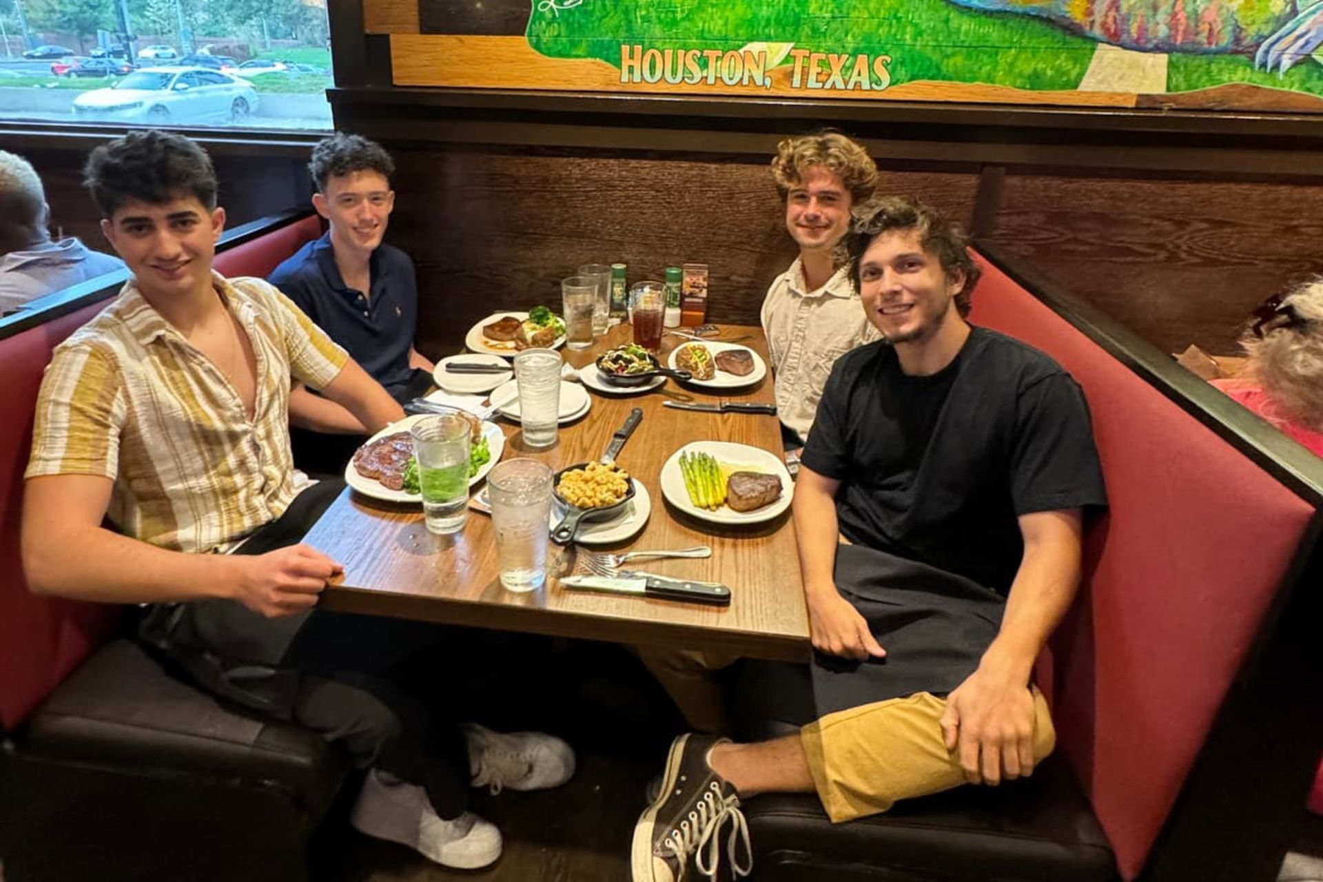 هم‌بنیان‌گذاران Cal AI در رستوران