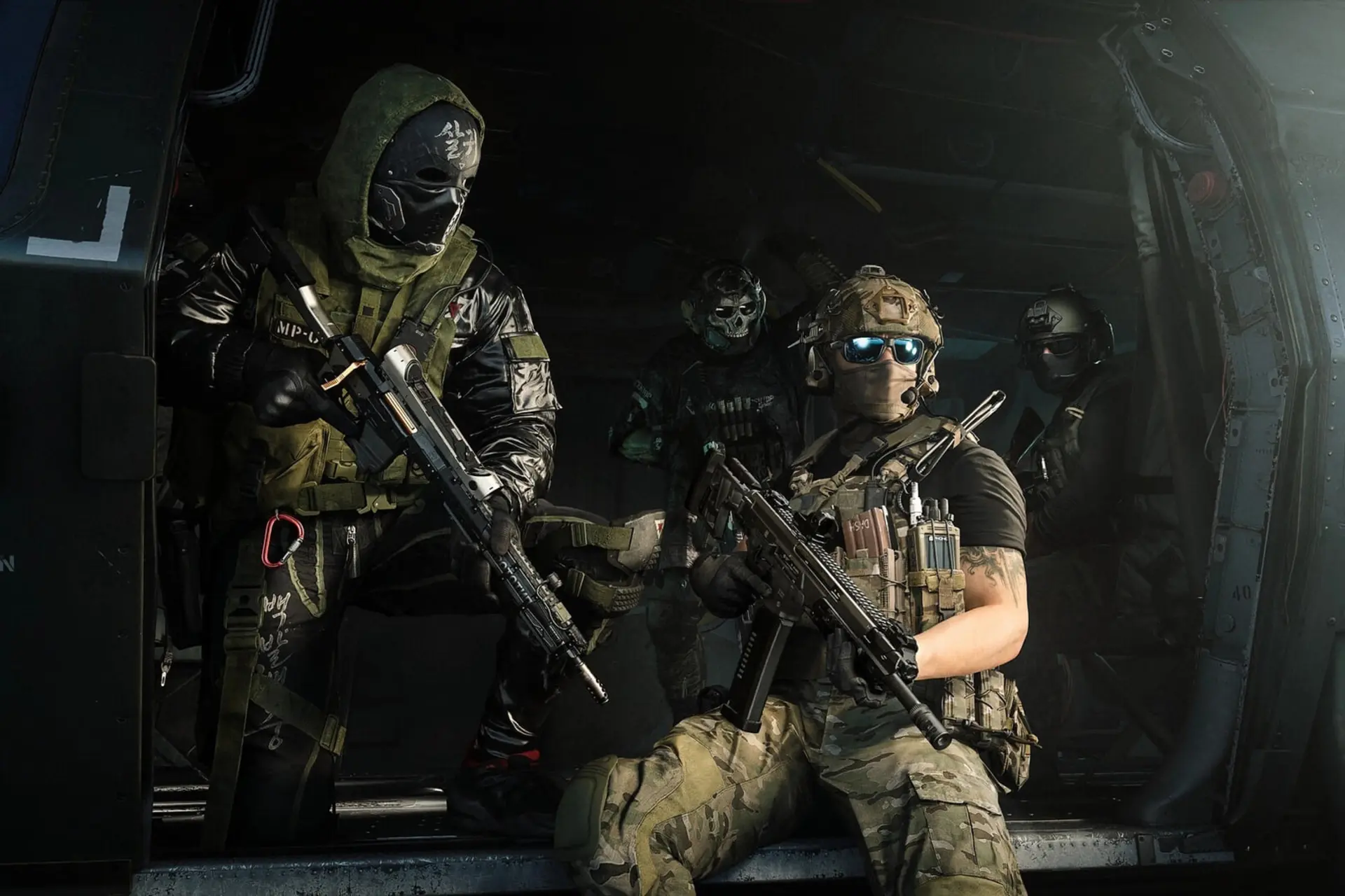 سربازان مسلح در داخل هلیکوپتر بازی Call of Duty: Modern Warfare 4