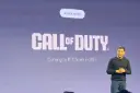 لوگوی بازی کال آو دیوتی (Call of Duty) روی نمایشگر بزرگ در کنار سخنران