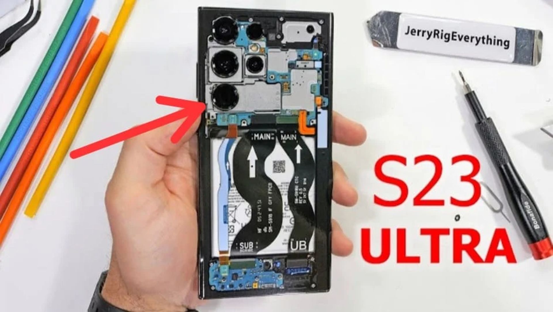 نمای پشتی گوشی بدون قاب شامل لنزهای دوربین و باتری