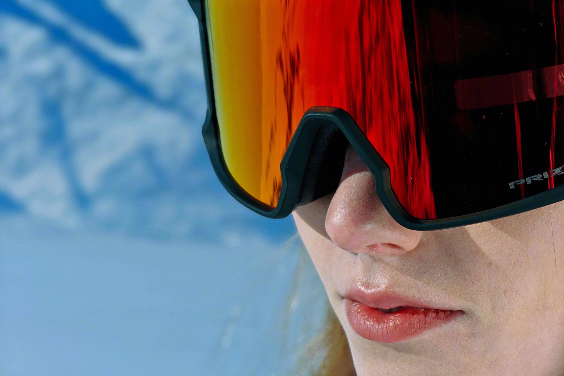 نمونه عکس‌ گرفته شده با دوربین گوشی اوپو فایند ‌X7 اولترا زنی جوان با عینک اسکی و جزئیات مشخص از بافت پوست صورتش