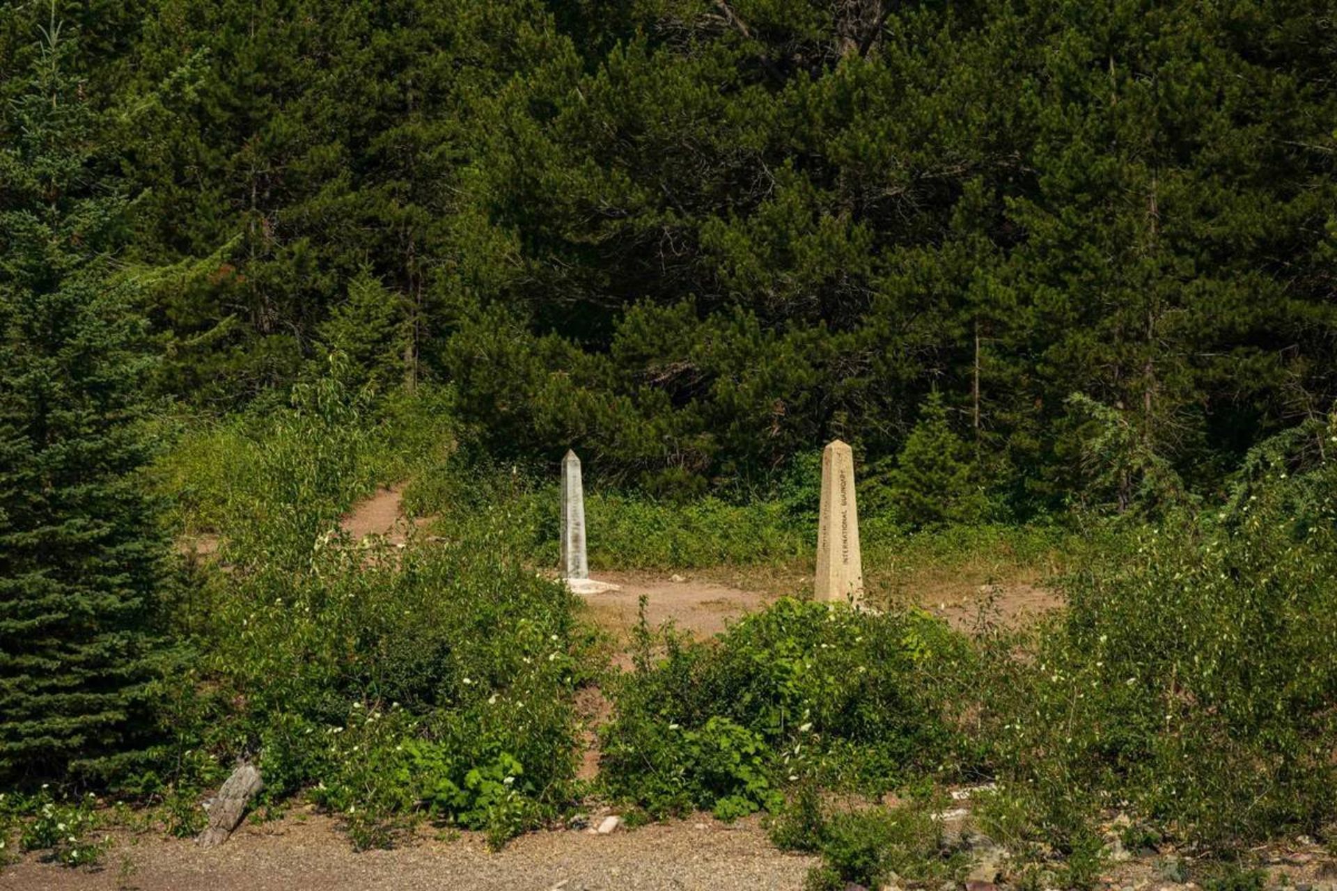 مرز آمریکا و کانادا در پارک واترتون-گلیشر