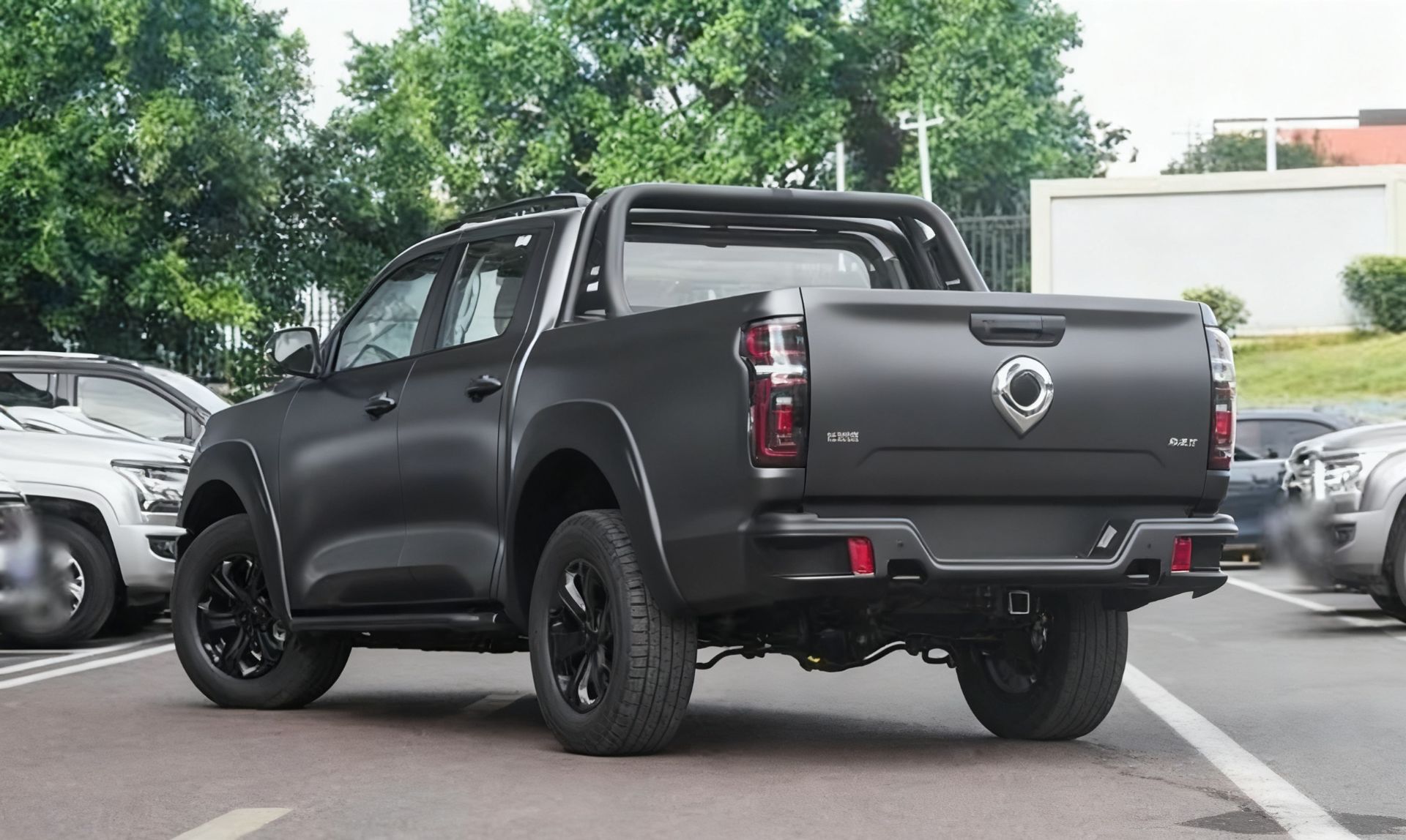 نمای سه‌چهارم عقب پیکاپ کنون