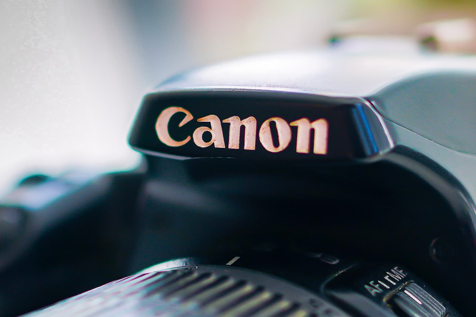 لوگو کانن روی دوربین Canon روز روشن