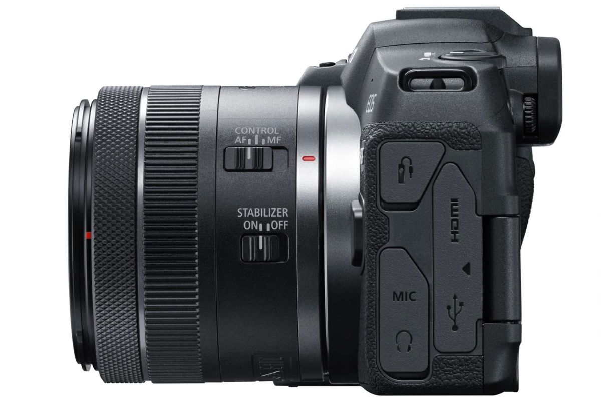 دوربین کانن Canon EOS R8 از نمای نیم رخ