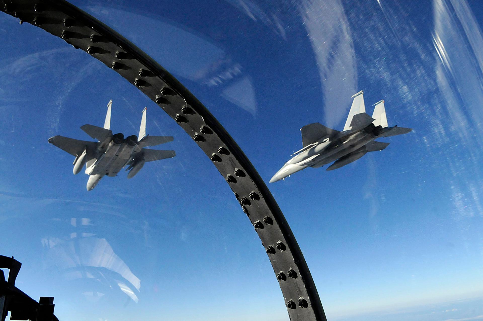 نمای شیشه‌ای کابین جنگنده‌ی F-15 در آسمان