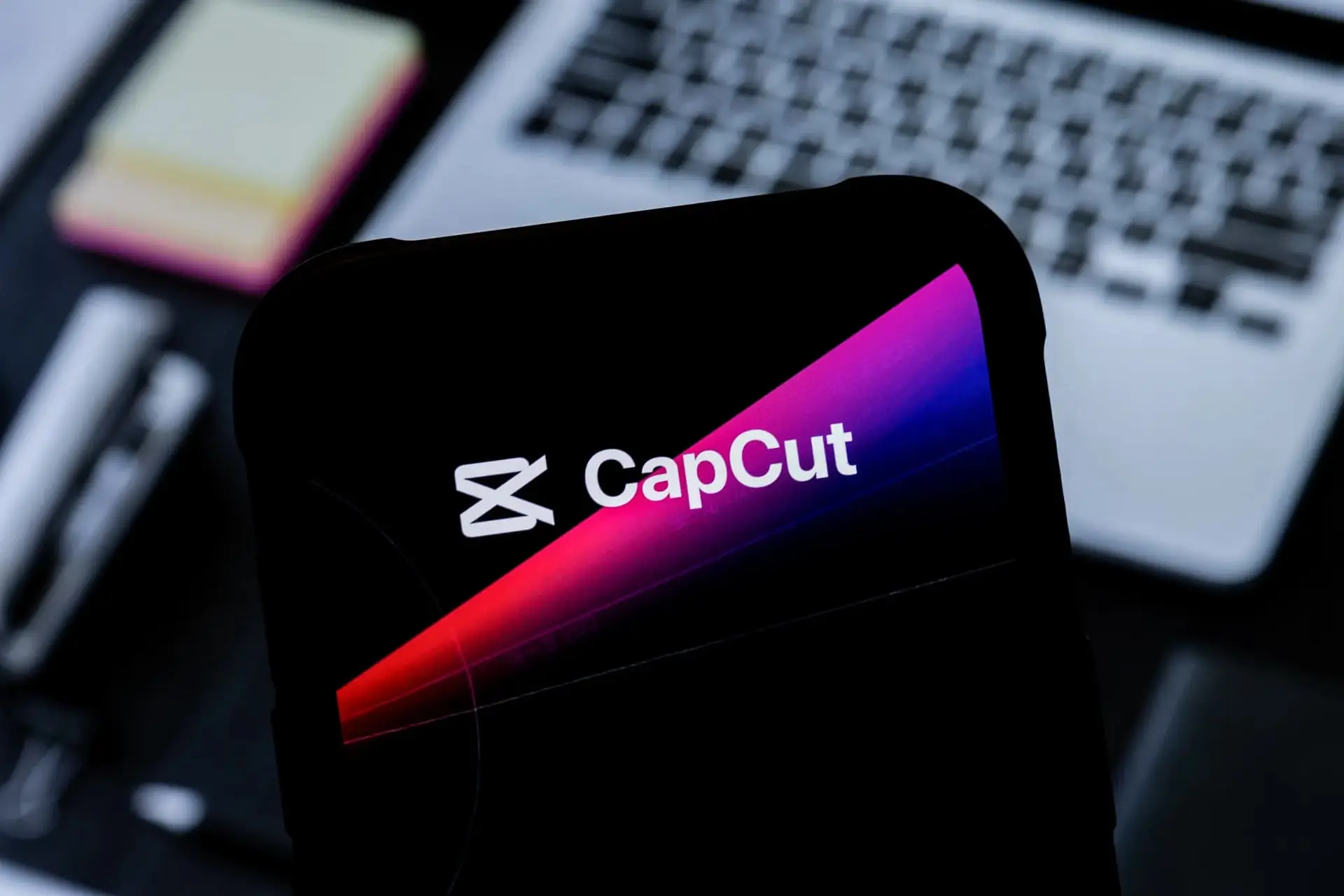 لوگو کپ کات / CapCut روی نمایشگر گوشی