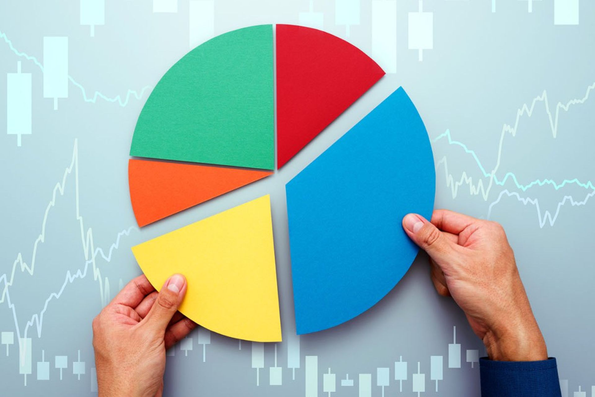 دست درحال گرفتن بخش های از نمودار دایره ای