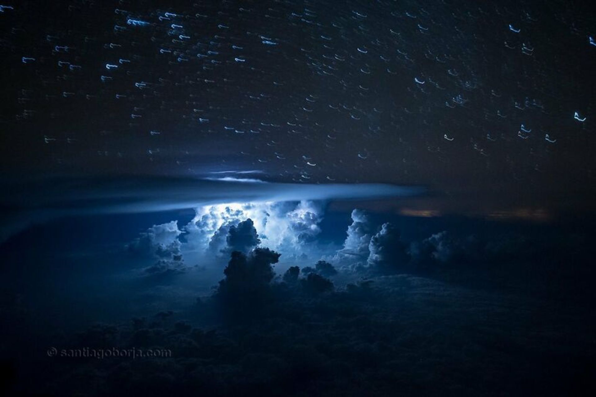 آسمان شب از پنجره هواپیما